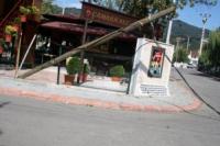 TELEFON DİREĞİ BİR HAFTADIR DEVRİK